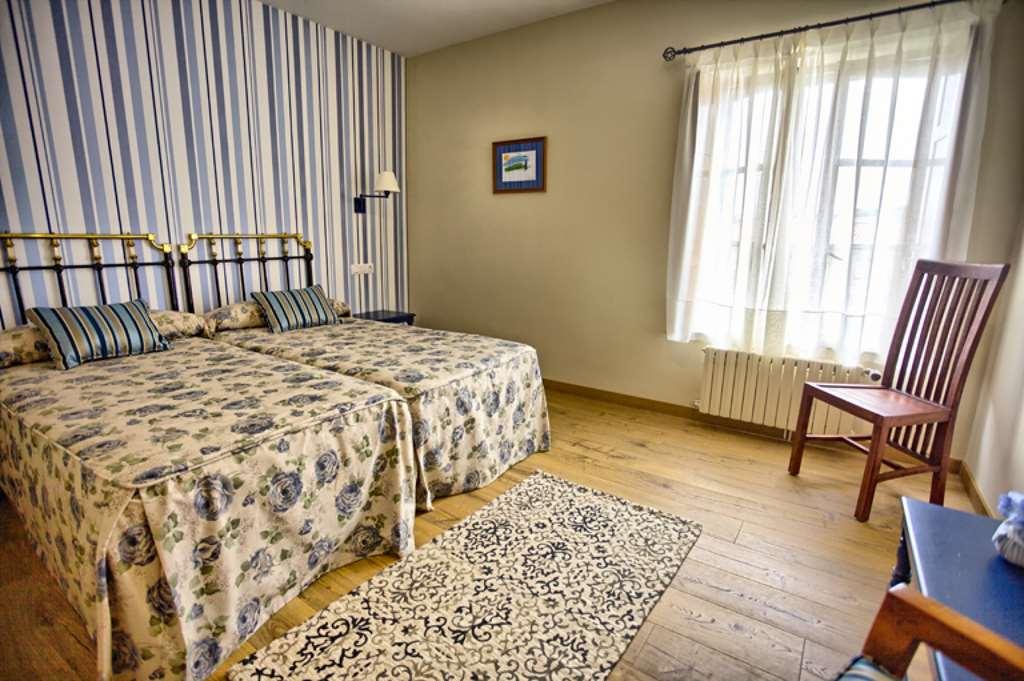 Hotel Colonial De Santillana Santillana del Mar Zimmer foto